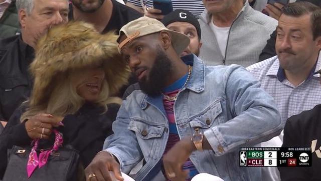 优直播官网-2018年加盟湖人后首回骑士看球 詹皇现身引爆克城