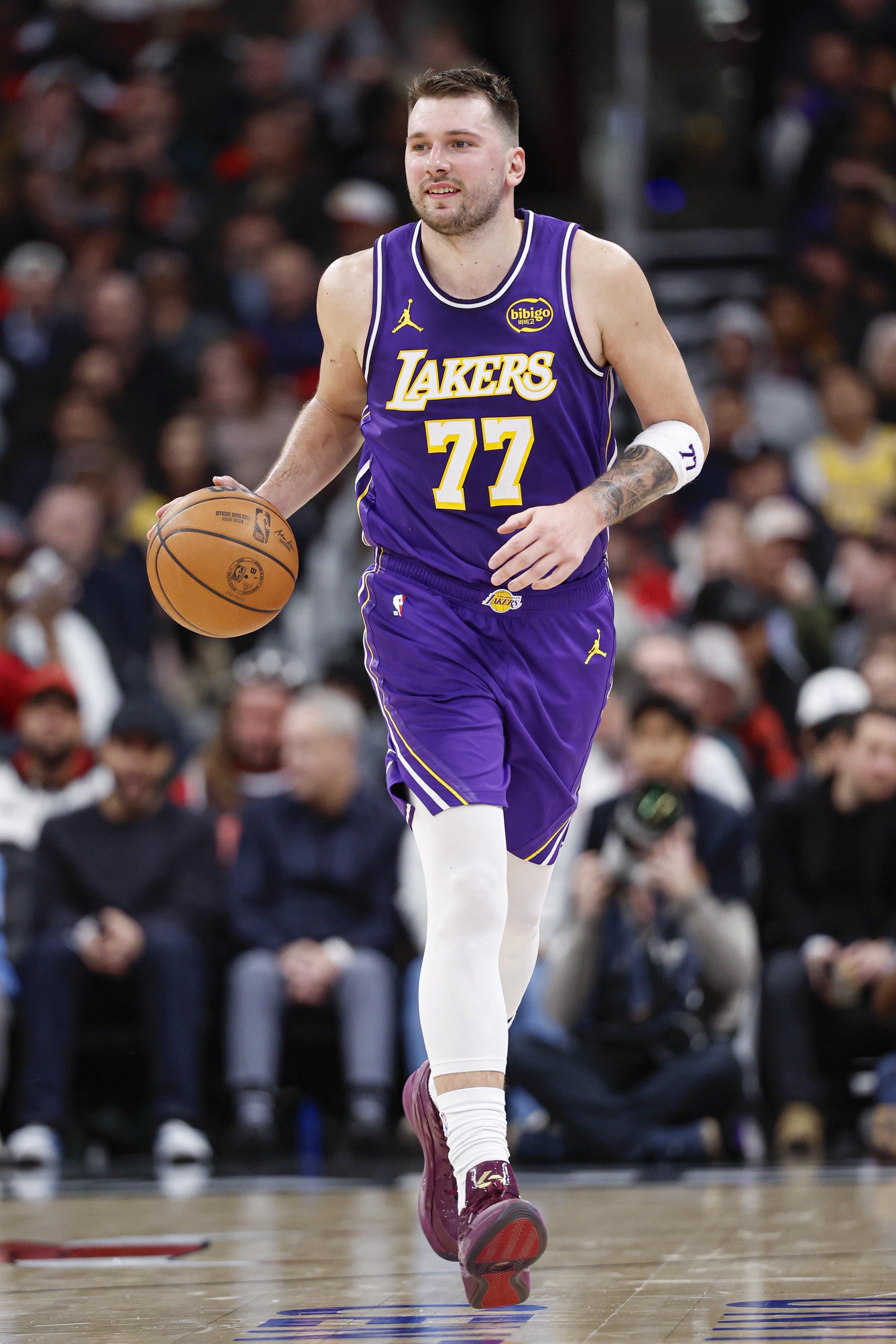 解说：曾经的那个无解的东契奇回来了 几乎是一人挑战公牛全队